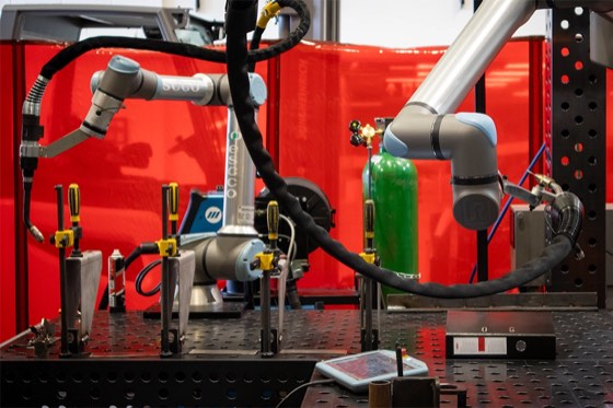 A cobot welding cell set up on a Siegmund table in the demonstration area